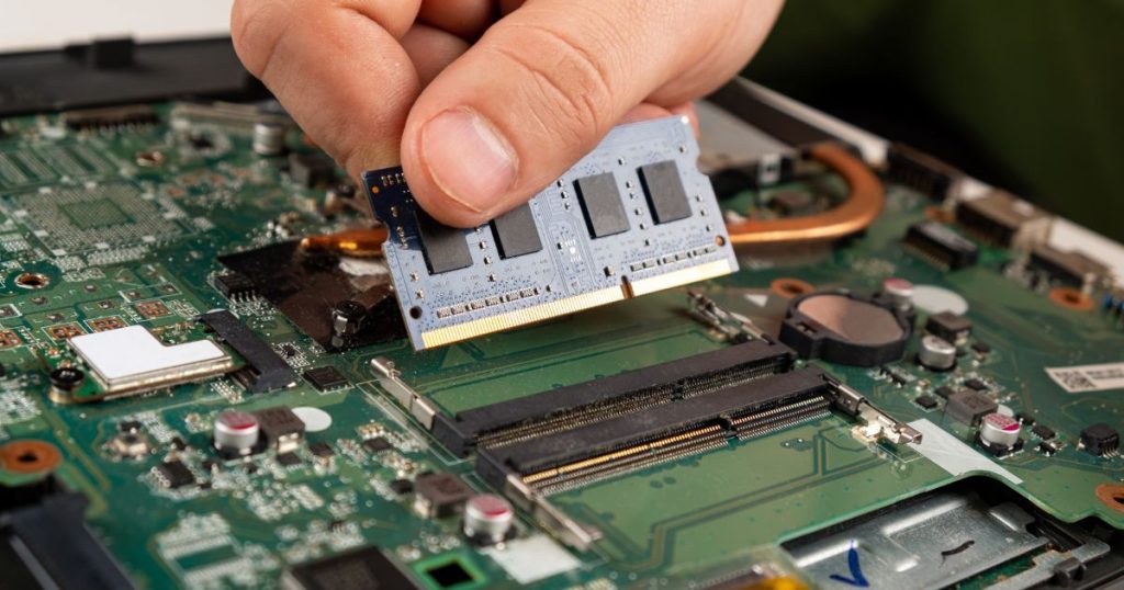 ¿Qué contiene la tarjeta madre y por qué es tan importante? 4 memoria ram